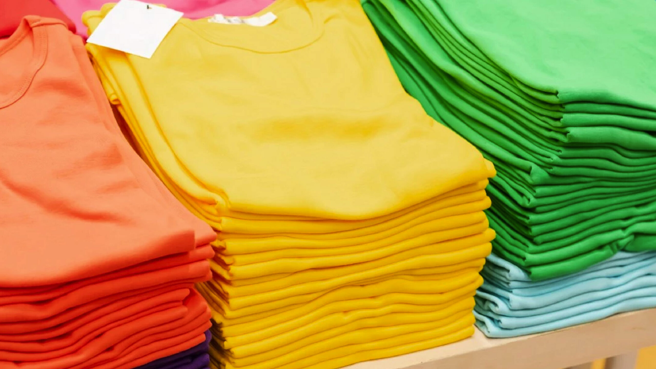 Read more about the article Choosing The Right T-shirt and Printing For Your Bulk Order.